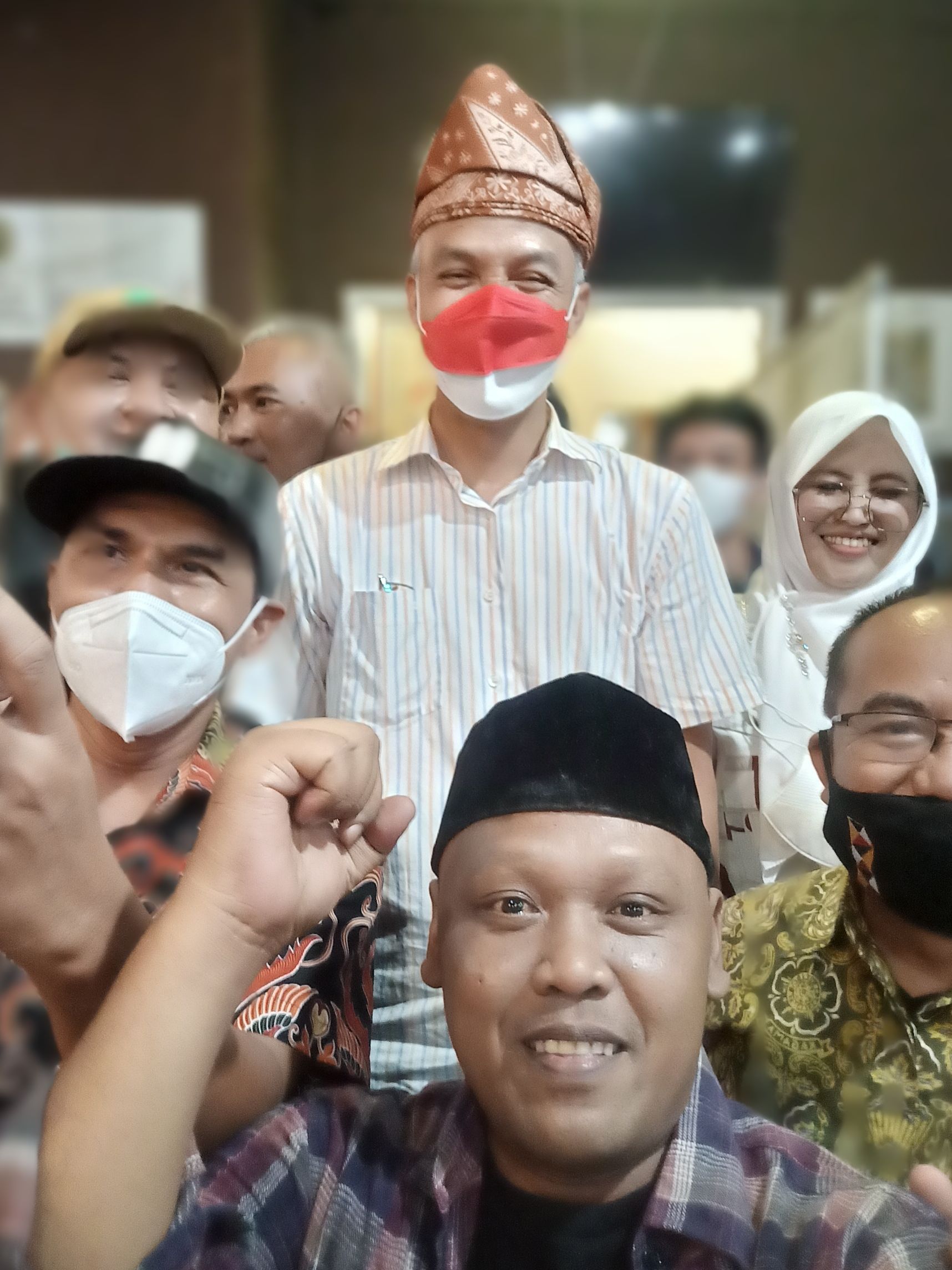 Ganjar Pranowo disambut hangat warga Kota Bandar Lampung saat singgah di Warkop Waw.