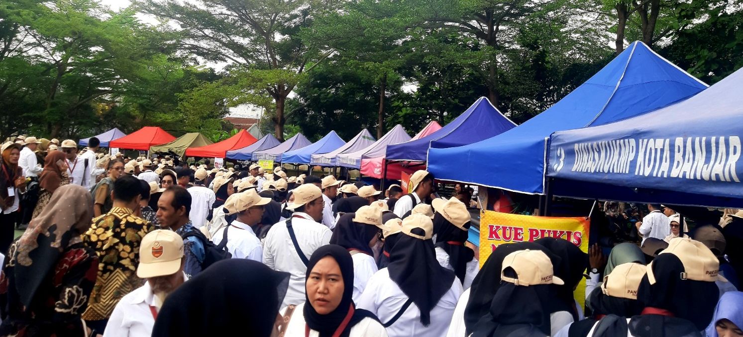 Ratusan Pantarlih menyerbu pelaku UMKM yang menyajikan ragam makanan dan minuman gratis saat pelantikan Pantarlih dan apel siaga Pilkada Serentak 2024 di Tamkot Lapang Bhakti Banjar, Senin (24/6/2024).