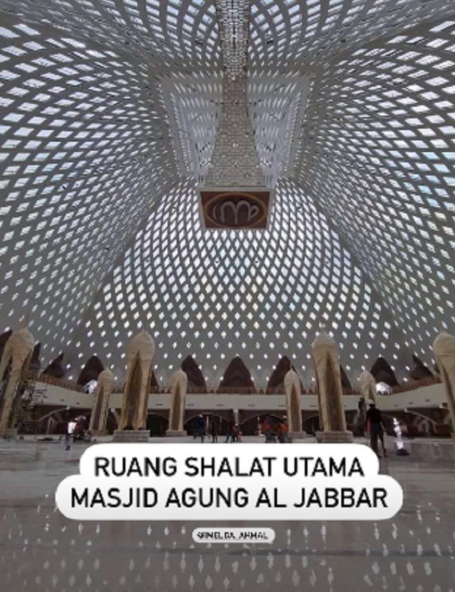 Penampakan ruang sholat utama di Masjid Agung Al-Jabbar, Gedebage, Kota Bandung, Jawa Barat.