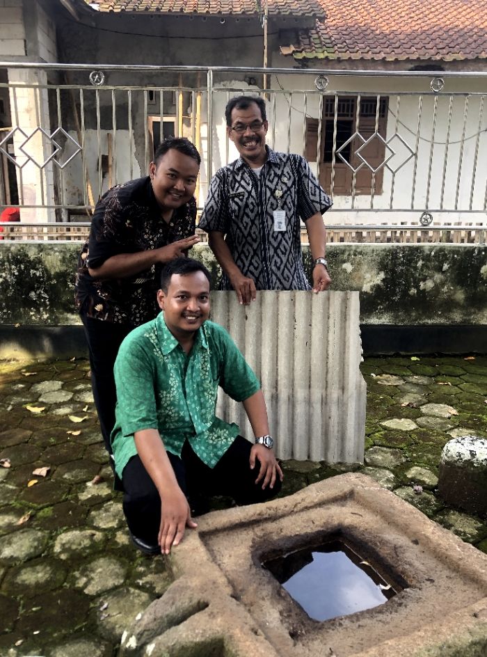 Untung Sugiarto, S.Pd. dan Mahasiswa PPL PPG Prajabatan 2022 Universitas Muhammadiyah Purwokerto di situs cagar budaya Lingga Yoni Desa Kedungbenda, Kemangkon, Purbalingga.