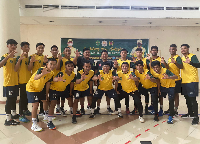 Tim Putra Handball Kaltim untuk PON Ke 20 Papua. / Pelatih Kepala Dwichandra Hariwibowo