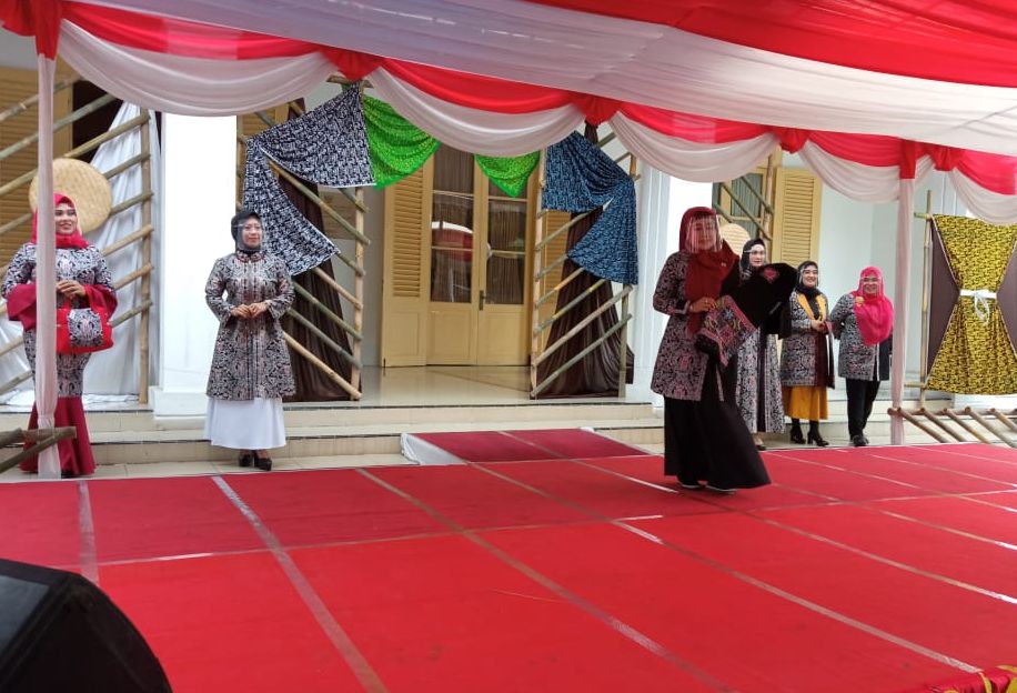 Sejumlah istri pejabat baik dari Forkopimda maupun para Kadis Perempuan di Kota Cilegon, memperkenalkan busana batik Kota Cilegon saat peluncuran Galeri Dekranasda Kota Cilegon, Selasa, 27 Oktober 2020.