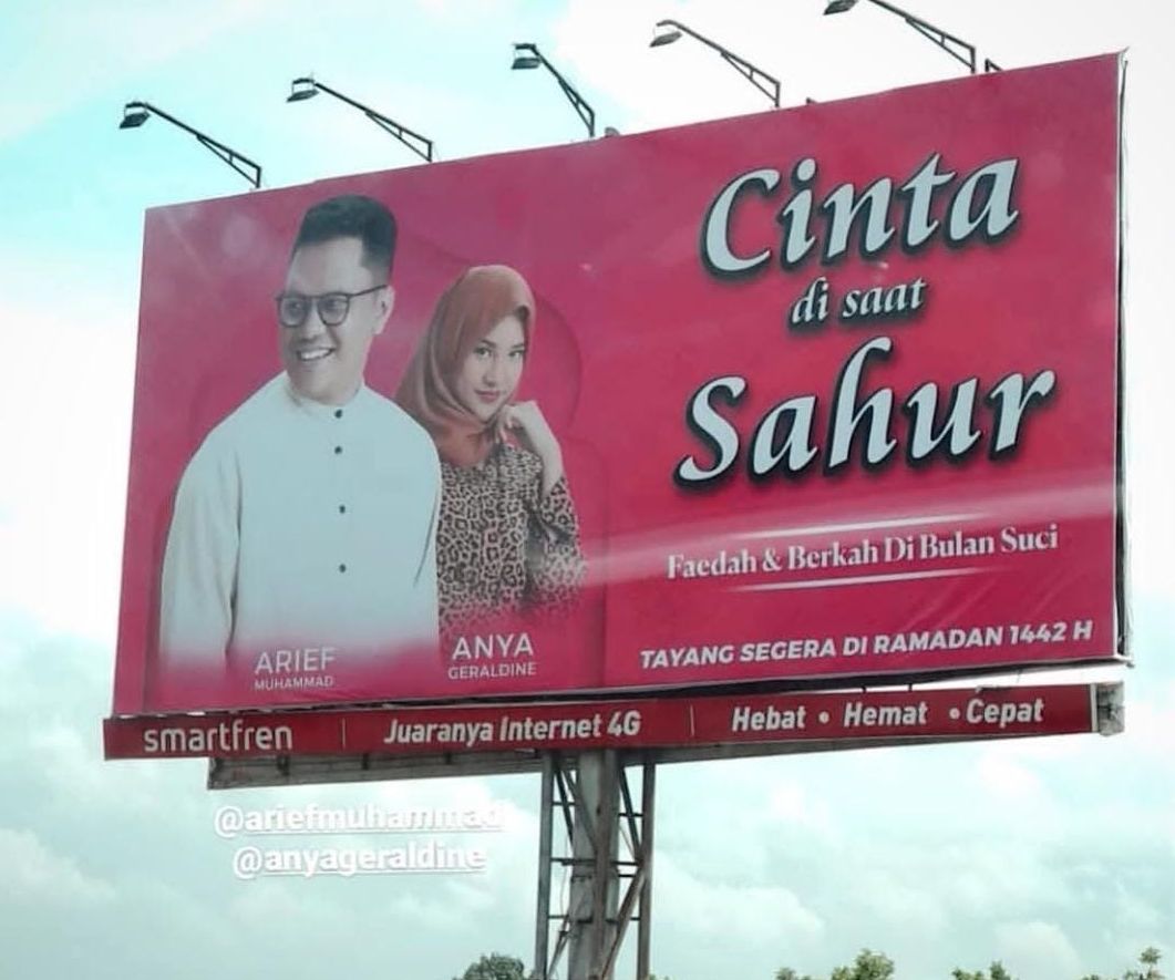 Iklan di billboard sinetron di bulan suci Ramadhan merupakan kolaborasi Anya Geraldine dan Arief Muhammad/