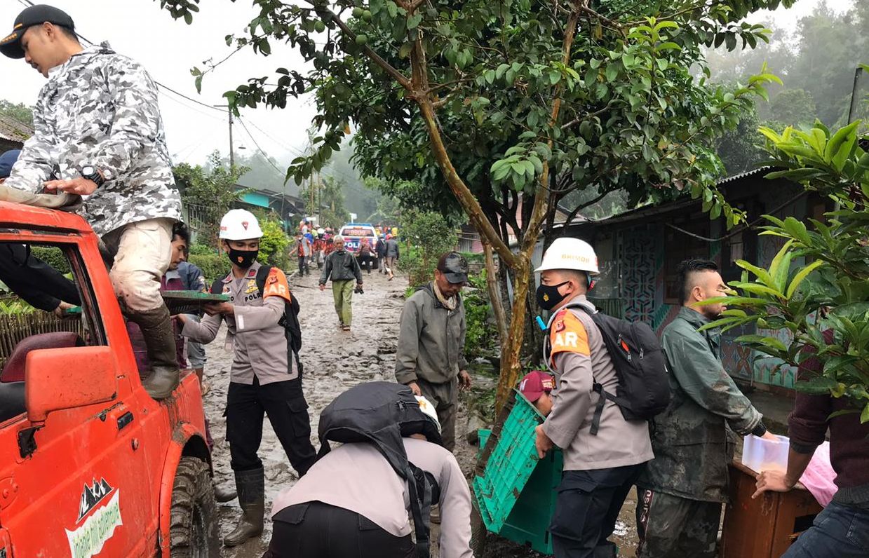 Tim SAR Kompi 3 Batalyon B Pelopor Brimob Polda Jabar Diterjunkan ke Lokasi Banjir Bandang di Kampung Rawa Dulang, Desa Tugu Selatan, Kabupaten Bogor.
