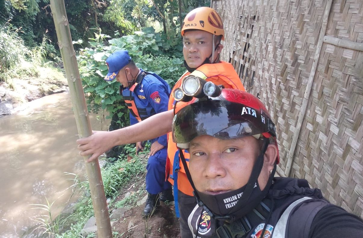 Tim SAR Gabungan tengah melakukan penyisiran, mencari Andi korban yang diduga tenggelam di Sungai Cianjur