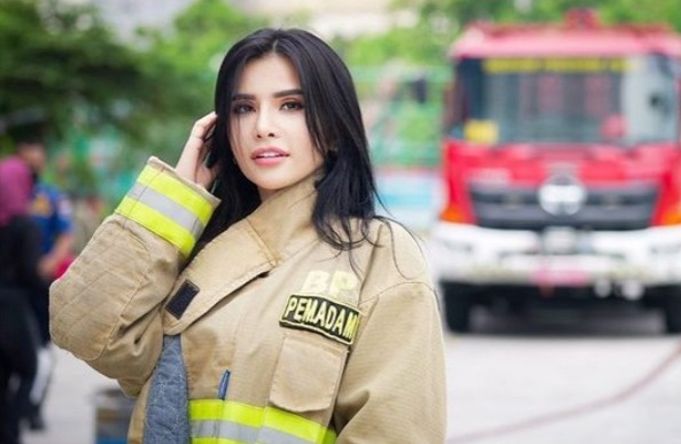 Maria Vania saat mengenakan outfit petugas pemadam kebakaran.