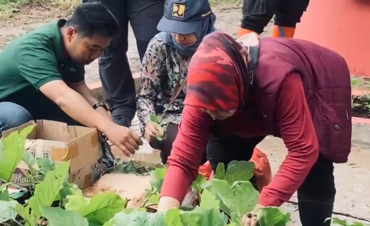 Kabid Pendayagunaan SDA, Erni Setiawati bersama BBWS tanam bibit sayuran