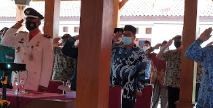 Kepala Desa Klapagading Wangon beserta tokoh mengikuti Detik-detik Proklamasi Kemerdekaan Indonesia Ke-76 secara virtual dari Istana Merdeka, Jakarta. / Foto Istimewa