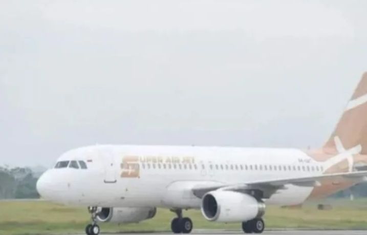 Maskapai Super Air Jet saat tinggal landas di Bandara APT Pranoto Samarinda.