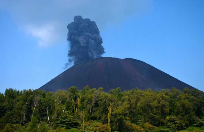 Ilustrasi gunung anak Krakatau. Berikut riwayat erupsi gunung Anak Krakatau yang sudah terjadi 5 kali sejak Selasa 28 Maret 2023.