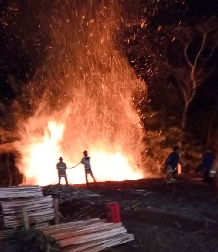 Petugas Damkar Banjarnegara di lokasi kebakaran Desa Masaran