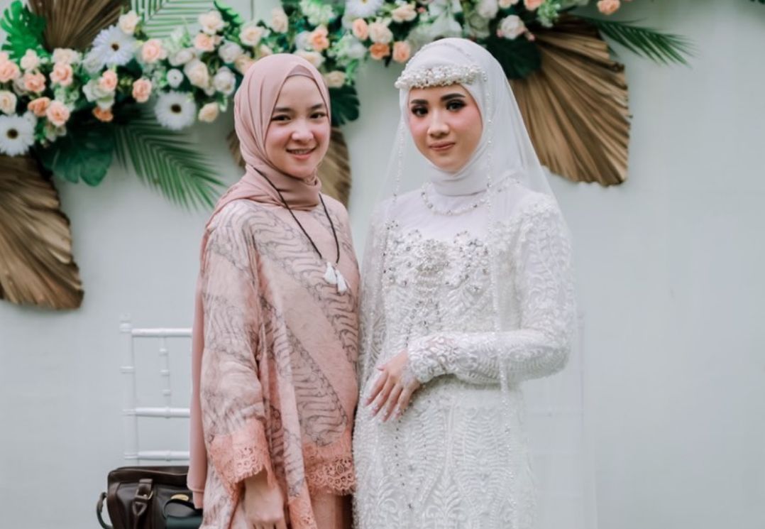 Foto Nissa Sabyan dengan mempelai wanita/Instagram/@oum.picture