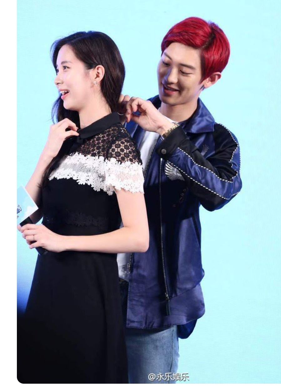Chanyeol membantu Seohyun memakai kalung