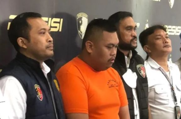 Akbar Pera Baharuddin atau Ajudan Pribadi saat jumpa pers di Mapolres Metro Jakarta Barat, Rabu 15 Maret 2023.