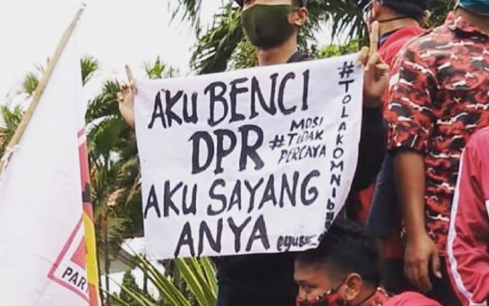 Spanduk Demo Omnibus Law Bertuliskan Anya Geraldine Ini Nyeleneh dan Bikin Ngakak