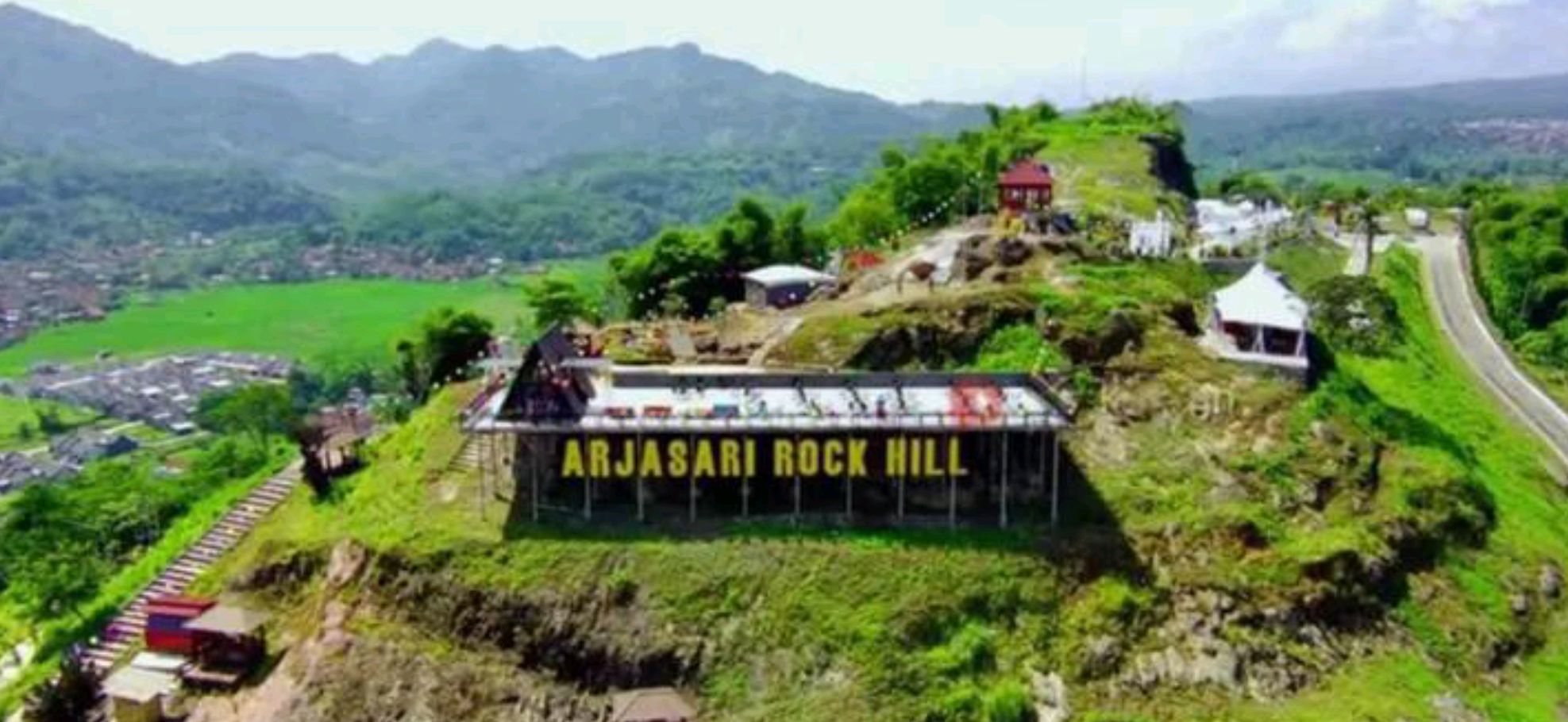 Tempat wisata Arjasari Rock Hill adalah Tempat yang terkenal karena formasi batu-batu besar yang menyerupai bukit. Batu-batu tersebut terbentuk secara alami selama ribuan tahun, menciptakan lanskap yang unik dan menarik.