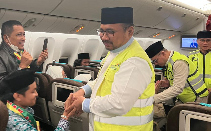 Menteri Agama Yaqut Cholil Qoumas melepas keberangkatan jamaah haji Kloter pertama Embarkasi Jakarta Pondik Gede JKG-01 di Bandara Internasional Soekarno Hatta.