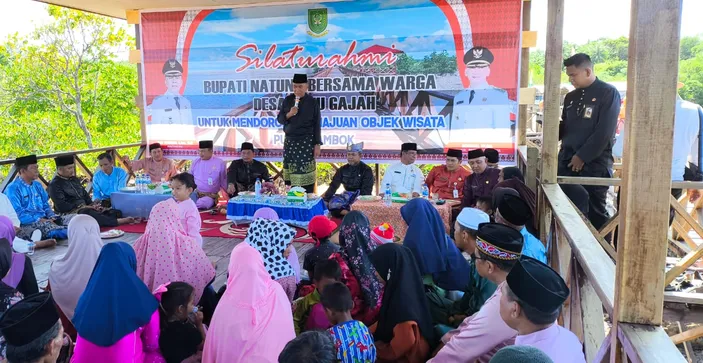 Bupati Natuna Wan Siswandi saat memberikan sambutan di hadapan masyarakat Desa Batu Gajah -f/dani-natunatoday 