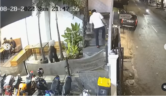 Rekaman CCTV yang memperlihatkan seorang pengunjung yang merusak lampu tangga di cafe milik Abidzar Al-Ghifari