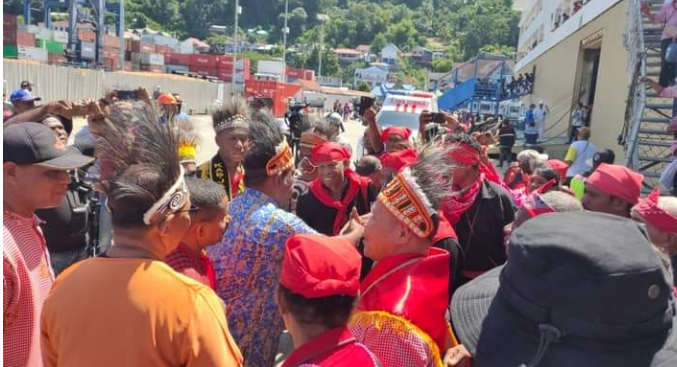 Sebanyak 57 Peserta Kongres Masyarakat Adat Nusantara VI yang berasal dari Komunitas Masyarakat Adat Maluku ,Provinsi Maluku kontingen Pertama yang Tiba di Tanah Tabi.