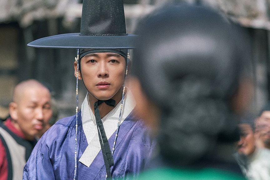 Pertemuan Lee Jang Hyun dengan Yoo Gil Chae di pasar budak dalam drakor My Dearest Season 2