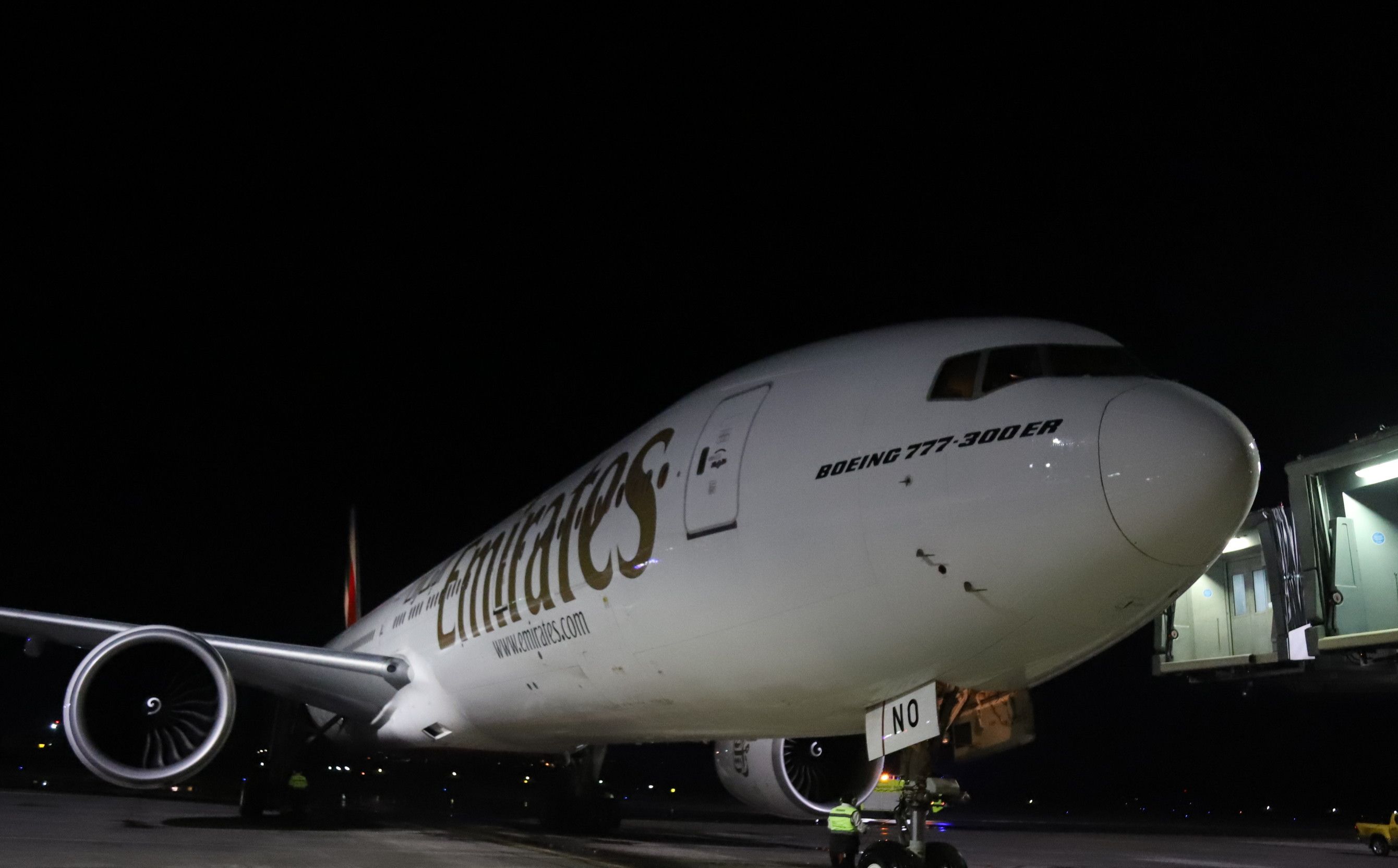 Maskapai Emirates saat mendarat di Bandara Internasional I Gusti Ngurah Rai Bali 