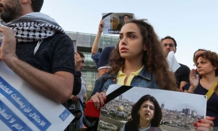 Seorang jurnalis Lebanon memegang foto reporter Al Jazeera Shireen Abu Akleh, yang terbunuh dalam serangan Israel di Jenin di Tepi Barat yang diduduki, untuk mengekspresikan solidaritas, di depan gedung PBB di Beirut, Lebanon, 11 Mei 2022