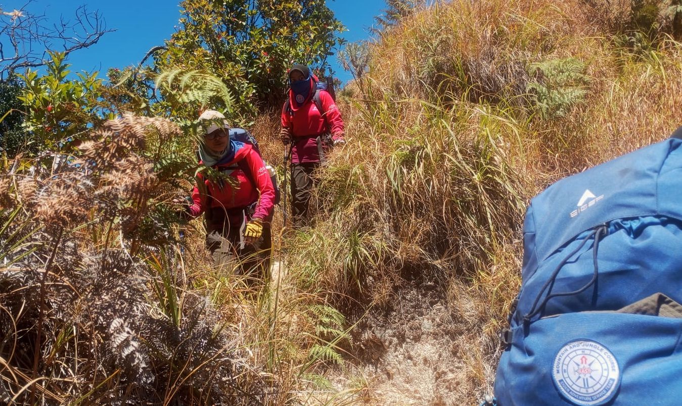 Peserta Mountain and Jungle Course 2023 saat turun dari puncak Gunung Merbabu pada Sabtu, 30 September 2023.