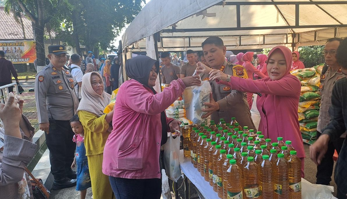 Warga mengantre untuk membeli bahan-bahan kebutuhan pokok pada Pasar Murah di Mapolres Purwakarta, Selasa 27 Februari 2024.