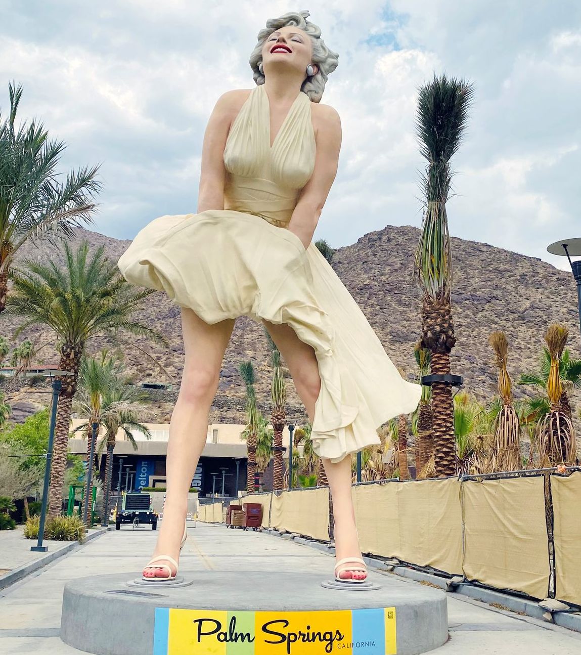 Patung Marilyn Monroe Kembali Dipajang di Depan Palm Springs Art Museum.