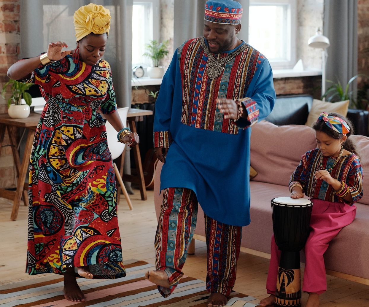 Keluarga African sedang bermain alat musik dan menari bersama.