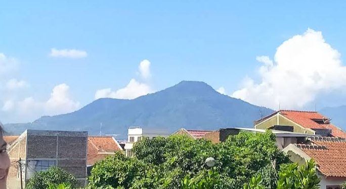 Pemandangan Gunung Geulis dari Pemukiman/Habibah Tien