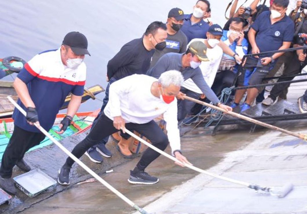 Ganjar Pranowo ikut gotong-royong di Sungai Sekanak-Lambidaro di Kelurahan 24 Ilir, Kecamatan Bukit Kecil, Kota Palembang, Minggu, 23 Januari 2022. 