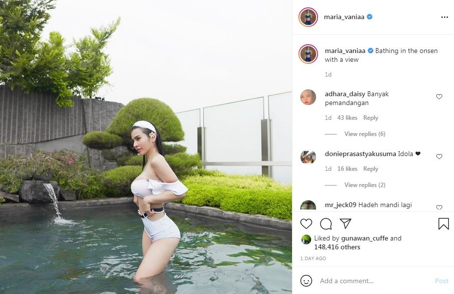 Maria Vania mengunggah foto body goals di kolam renang.