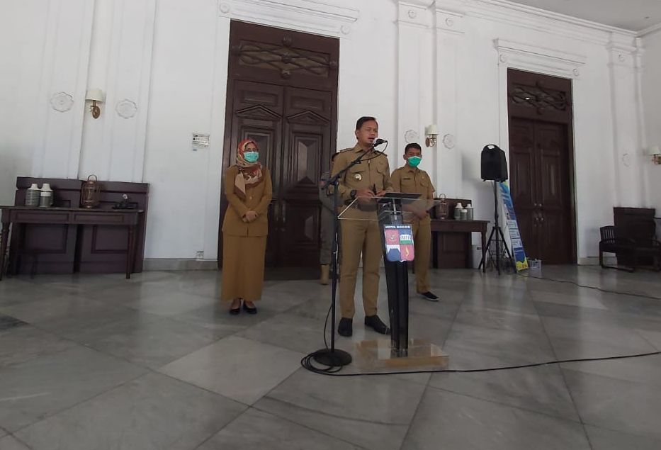 Wali Kota Bogor Bima Arya memberikan keterangan pers terkait perkembangan update Corona hingga saat ini masih zona merah karena ada peningkatan 15 persen.*