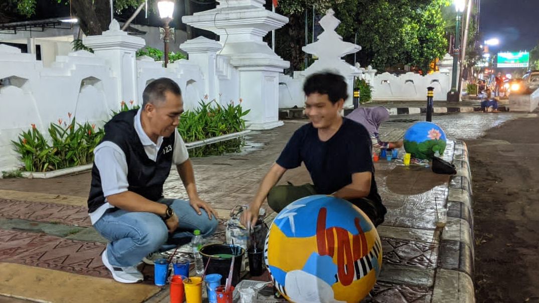 Kepala Disbudpar Kota Cirebon (kiri) ninjau langsung kegiatan melukis bola