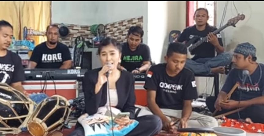 Tarling di dekade awal merupakan musik rakyat yang menggunakan alat sederhana.
