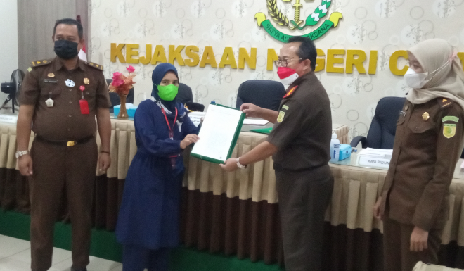 Kajari Cilacap T.  Ari Mulyanto serahkan SK Penghentian Perkara kepada Korban Ulfatu Rodinah dalam kasus penganiayaan, hari Selasa 14 Desember 2021.