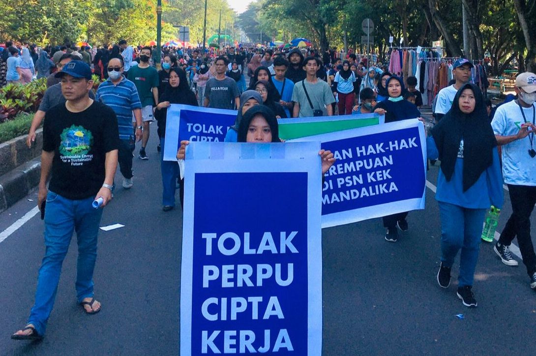 Sejumlah LSM memperingati hari perempuan Internasional atau International Women’s Day (IWD) dengan aksi selebaran saat momen Car Free Day (CFD) di Udayana, Mataram (dok: istimewa)