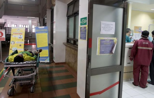 Pasien Covid-19 menunggu hasil skrining sebekum masuk ke ruang IGD RSHS Bandung. Angka keterisian rumah sakit di Bandung Raya sudah diatas ambang batas WHO.