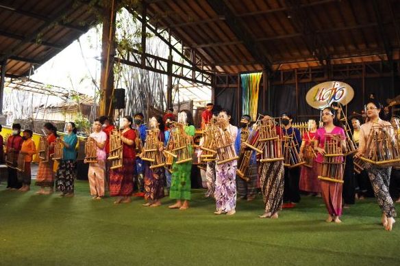 Antraksi angklung di Saung Angklung Udjo Jalan Padasuka Kota Bandung sudah kembali beraktifitas menghibur wisatawan pada masa relaksasi PPKM.
