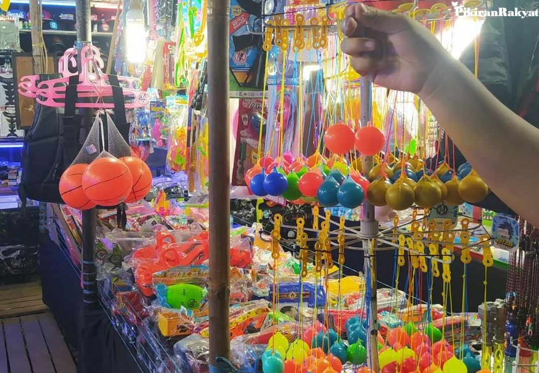 Penjual lato-lato dan aneka permainan anak di kegiatan pasar malam Ciamis pada Selasa, 10 Januari 2023.