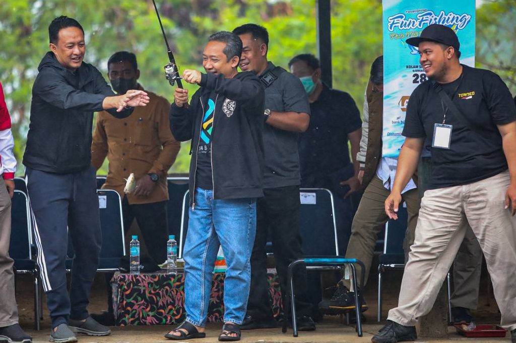 Sebanyak 120 peserta yang terdiri dari wartawan Bandung Raya, perwakilan perusahaan swasta, serta perwakilan Aparatur sipil negara (ASN) di lingkungan Pemerintah Kota (Pemkot) Bandung berlaga dalam acara Fun Fishing di Pemancingan Situ Manglayang, Jalan Nagrog Telok Dengkok Pasanggrahan Bandung