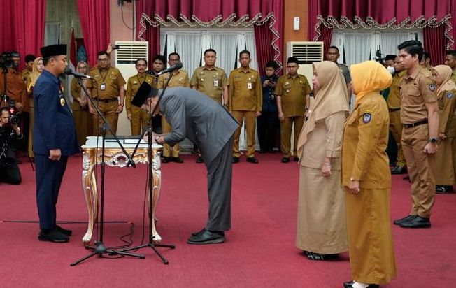 Lantik Pejabat Eselon III dan Kepala Sekolah, Ini Harapan Gubernur Sulawesi Selatan