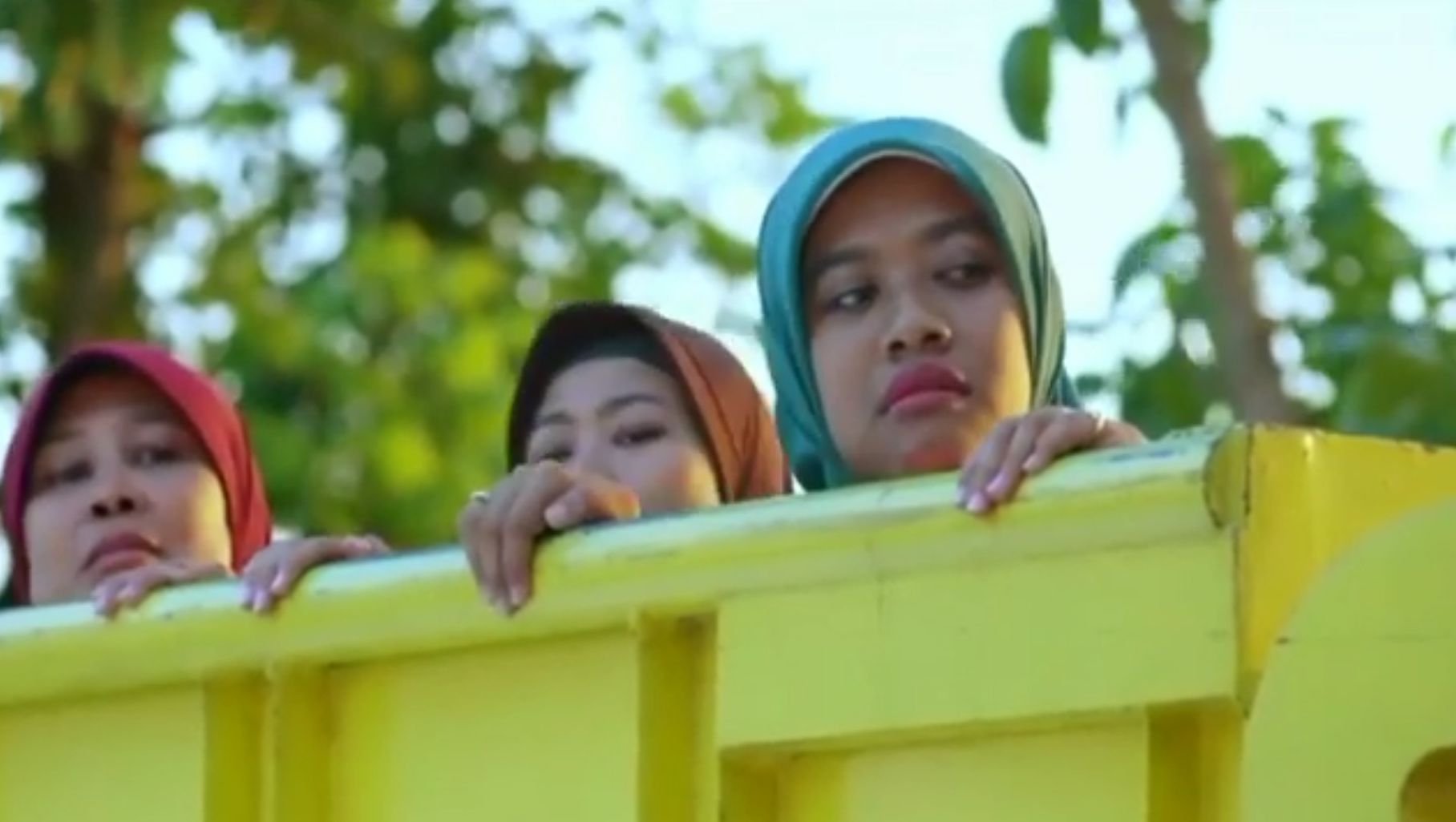 Adegan Bu Tejo dan ibu-ibu lain di Film Tilik garapan Ravacana Films bersama dengan Dinas Kebudayaan Provinsi Daerah Istimewa Yogyakarta (DIY) pada 2018 silam, 