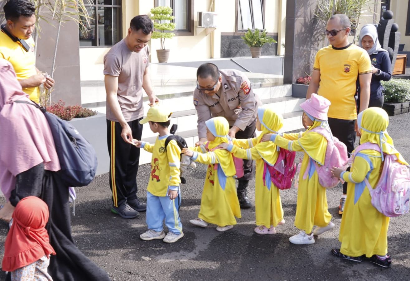 Kapolres Banjar, AKBP Danny Yulianto berbagi hadiah kepada anak-anak yang berkinjung ke Mako Polres Banjar.