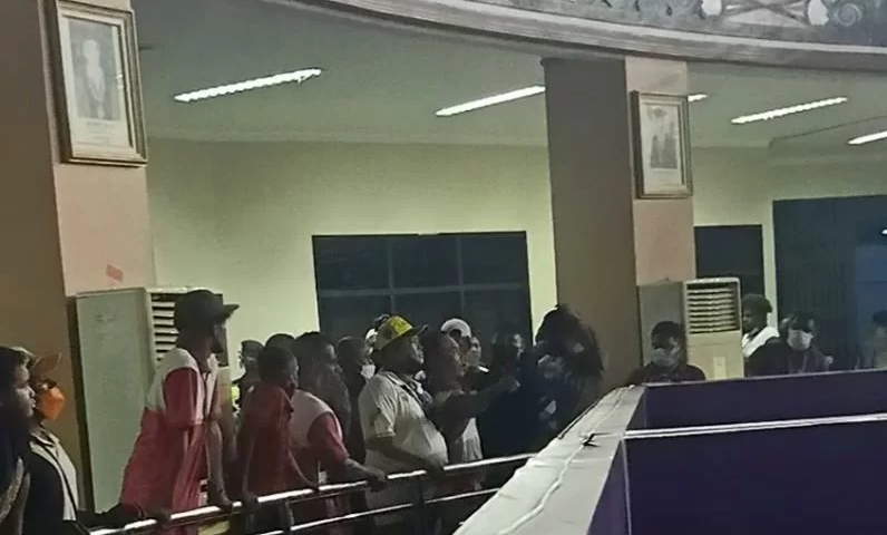Kericuhan di belakang panggung angkat besi PON XX Papua di Auditorium Uncen Jayapura.