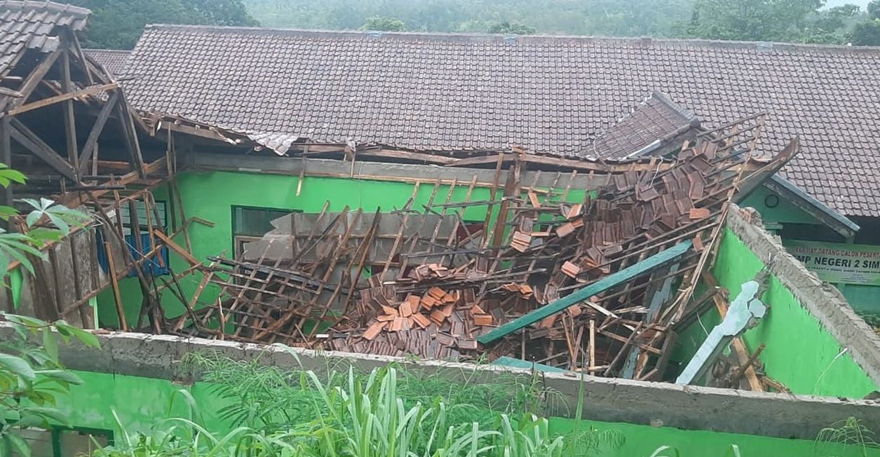 Atap bangunan SMPN 2 Simpenan ambruk setelah disapu angin kencang pada Jumat 19 Januari 2024. 