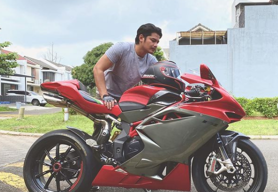 Hobi otomotif, Fiki Alman berpose dengan motor Ducati.*/Instagram/@fikialman
