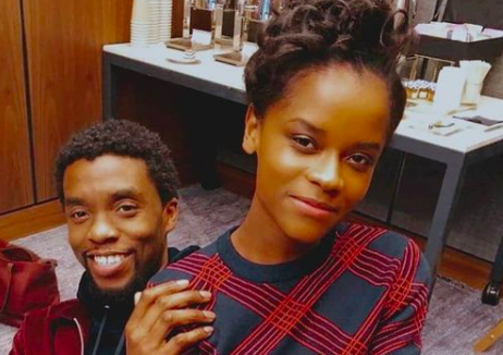 Bintang 'Black Panther' Letitia Wright bersama mendiang Chadwick Boseman. Letitia dikecam karena membagikan postingan anti-vaksin di Twitter.*